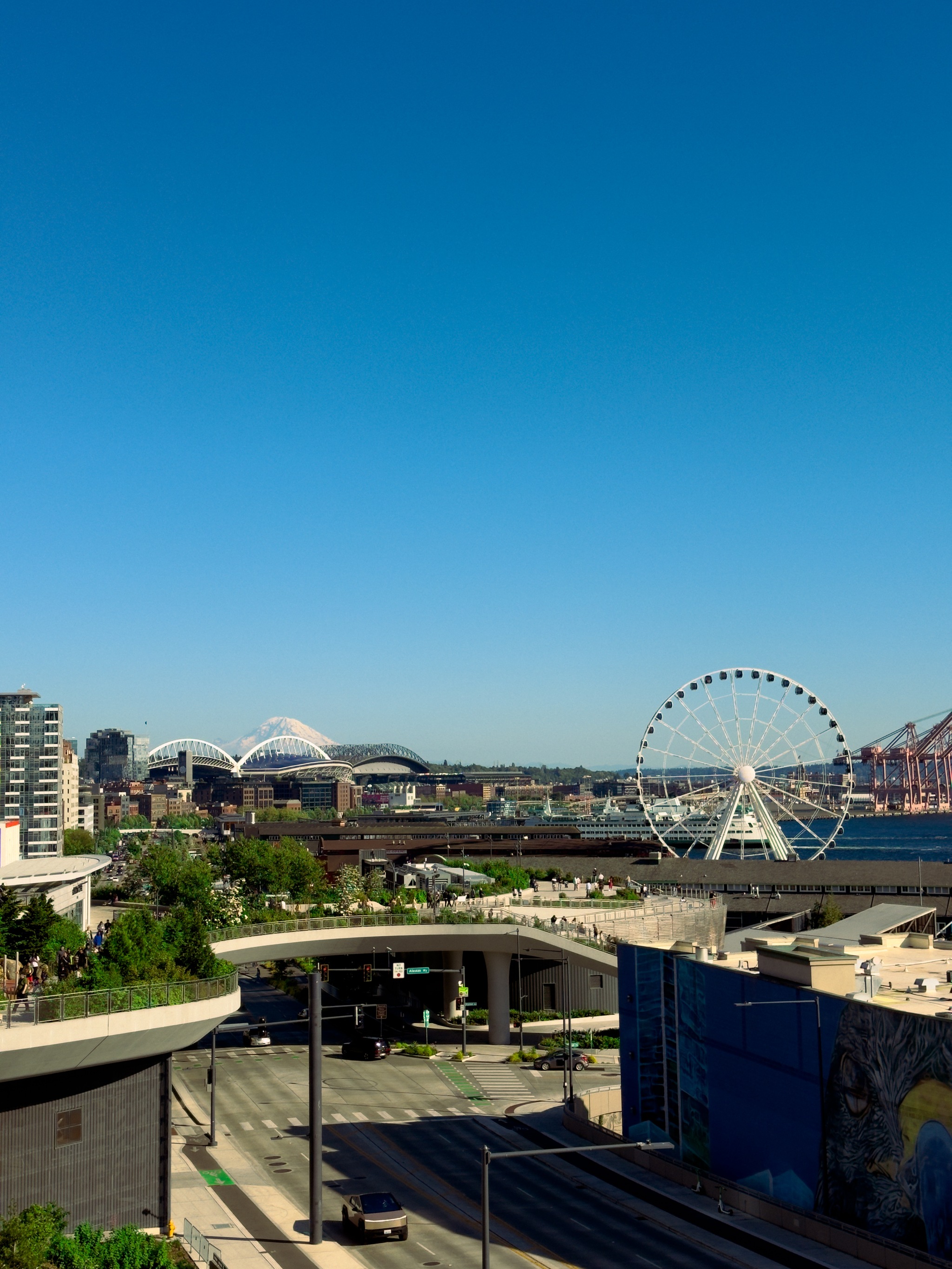 The Seattle Great Wheel with Mount Rainier in the background